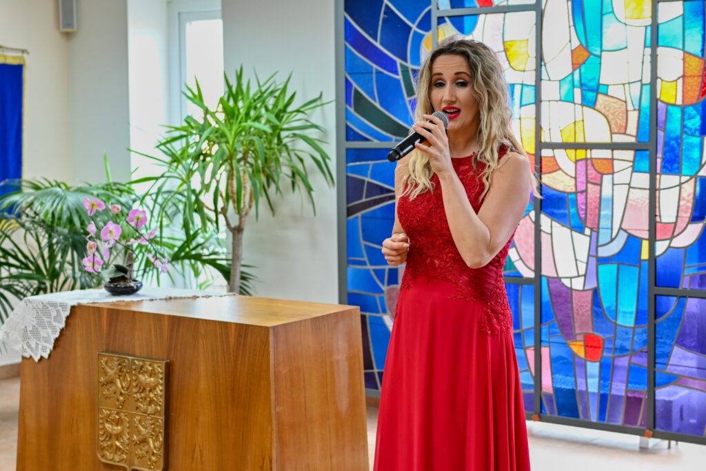 Na zahájení zazpívala Kateřina Ševidová, absolventka OA Neveklov